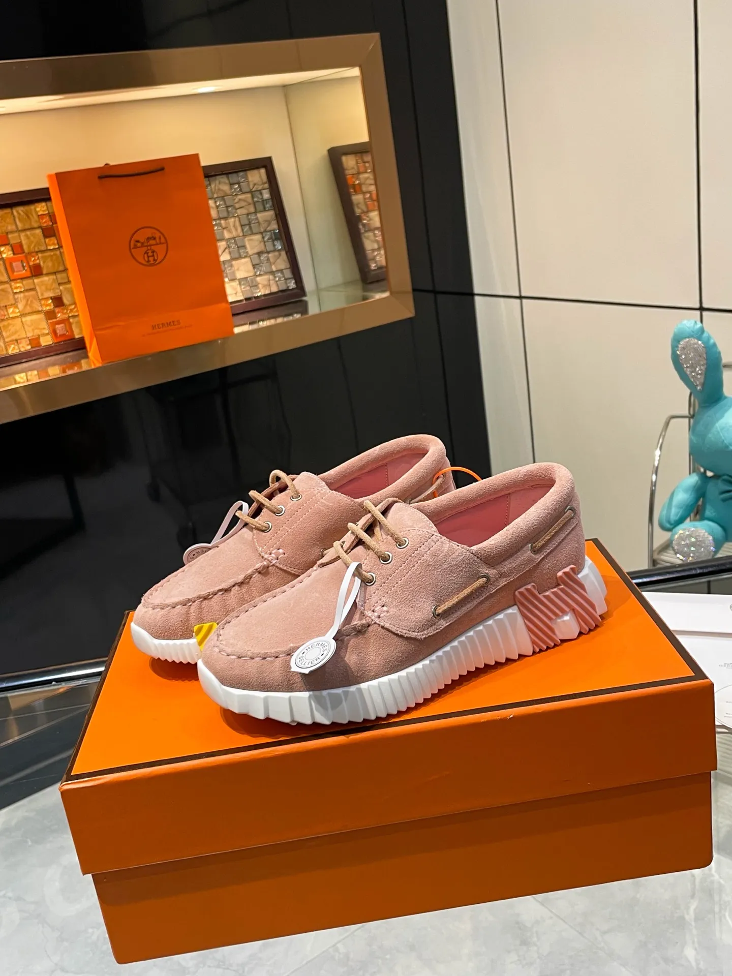 680💰 Hermes💰The top version of Hermès H classic fly-woven casual sneakers, the highest version, decorated with an exaggerated "H" letter on the sole, the italic design and bright colors show vitality and continue the brand design inspiration!     A very beautiful casual shoe, elegant yet cute! Classic style, unique and attractive height increasing shoes!      The original fabric is 1:1, the lining is original breathable imported sheepskin, the foot pads are imported sheepskin, the outsole is made of customized private mold: T P U ten P U vacuum integrated molding, original lasting process, original packaging box 📦 Comes with shoe storage bag, handbag, shoe box with blue light anti-counterfeiting mark!           Women’s size 35.36.37.38.39.(40.41.42 customized) Men’s size 39.40.41.42.43.44.(45.46 customized)